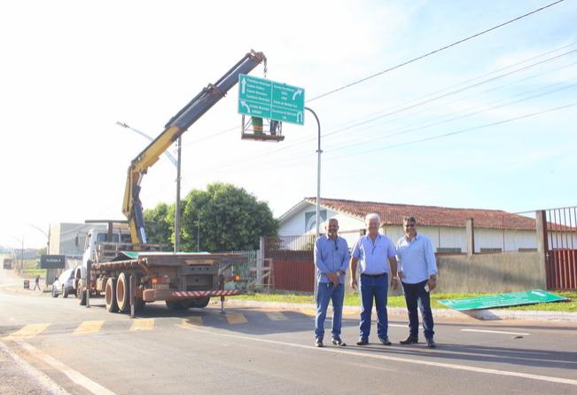 Governo Municipal começa a implantar placas indicatórias de transito em Vila Rica