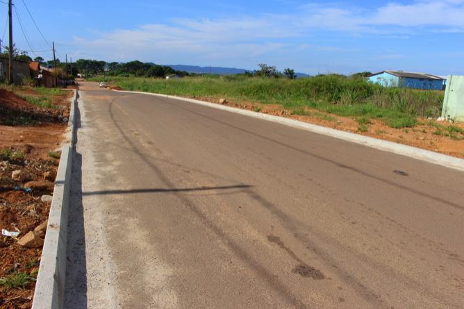 Secretaria Municipal de Viação e Obras Públicas de Vila Rica conclui obra de implantação de meio-fio projetado em ruas do Bairro Vila Nova