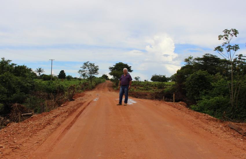 Prefeito Abmael Borges visita obras no interior de Vila Rica