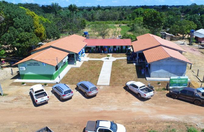 Professor e Doutor Marcos Pereira de Ávila entrega salas de aulas para Prefeito e Secretário de Educação no interior de Vila Rica