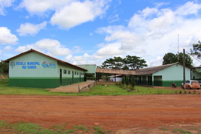 Após reformar e climatizar a Escola Municipal Rui Ramos Secretaria de Educação de Vila Rica entrega mesas e cadeiras novas para alunos e Professores