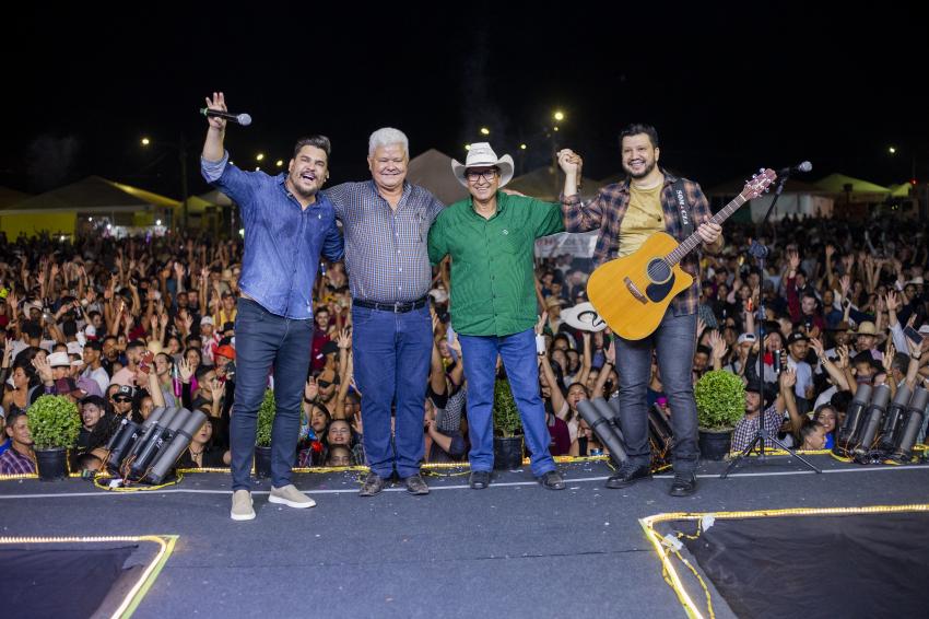 Fotos da segunda noite festa de aniversário de Vila Rica (palco)