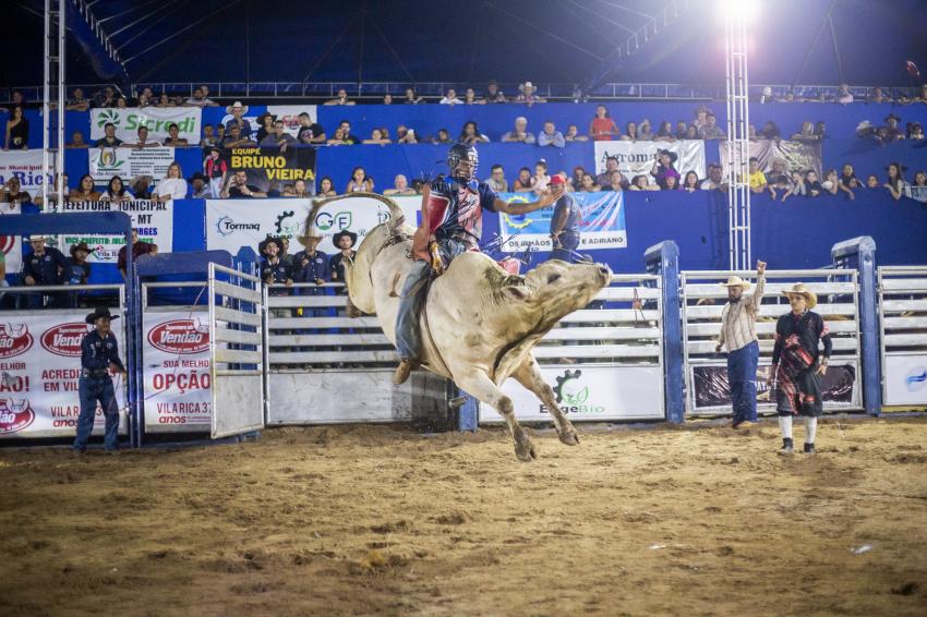 Fotos da terceira noite festa de aniversário de Vila Rica (rodeio)